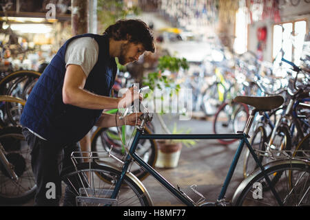 Prüfung Fahrrad Mechaniker Stockfoto