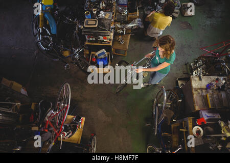 Prüfung Fahrrad Mechaniker Stockfoto