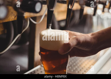 Nahaufnahme der bar Bier zarte Füllung aus bar-Pumpe Stockfoto