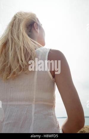 Rückansicht des eine unbeschwerte blonde Frau Stockfoto