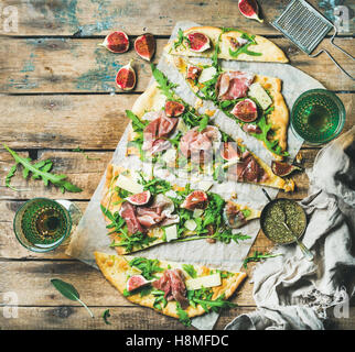 Hausgemachte Salbei Fladenbrot Pizza mit rose Wein in Gläsern Stockfoto