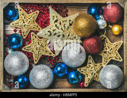 Glitzernde Spielzeug Sternen, bunten Kugeln und Girlande Weihnachtsbaum Stockfoto