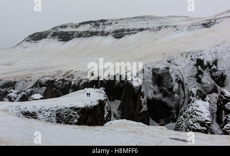 Zwei Menschen Fuß auf einem Pfad entlang der Oberseite der Fjaðrárgljúfur Canyon im Südosten Islands Stockfoto