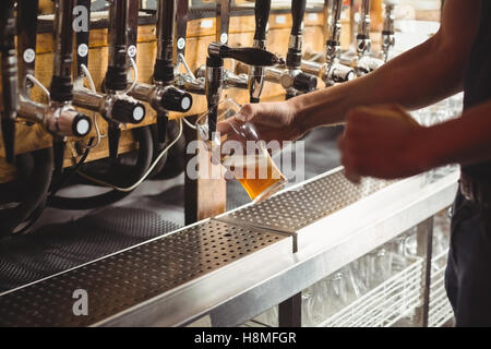 Mittleren Bereich der bar Bier zarte Füllung aus bar-Pumpe Stockfoto