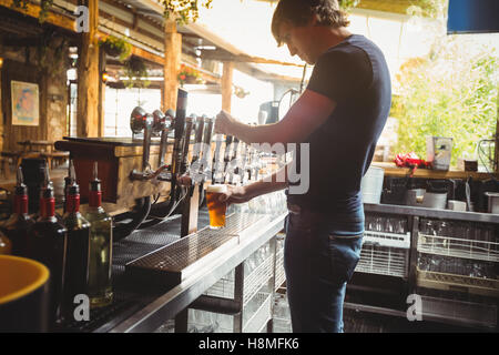 Barkeeper Bier aus bar Pumpe füllen Stockfoto