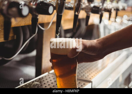 Nahaufnahme der bar Bier zarte Füllung aus bar-Pumpe Stockfoto