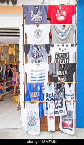 Ibiza Souvenir T-shirts auf Anzeigen Regale außerhalb eines Ladens Stockfoto