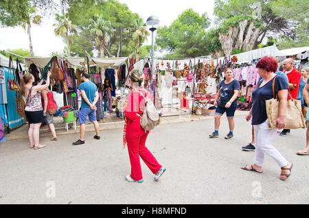 Hippie Markt Punta Arabi Es Canar auf dem letzten Markt für die Saison im Oktober. Stockfoto