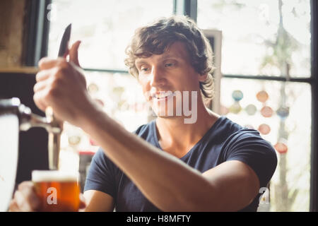 Barkeeper Bier aus bar Pumpe füllen Stockfoto