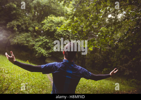 Aufgeregt Athlet mit ausgestreckten Armen Stockfoto