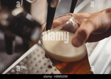 Nahaufnahme der bar Bier zarte Füllung aus bar-Pumpe Stockfoto