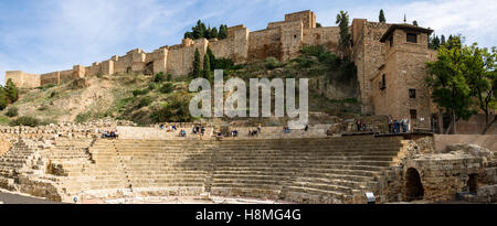 Malaga Spanien. Malaga Alcazaba. Antike römische Amphitheater mit Alcazaba im Hintergrund, Malaga, Andalusien, Spanien Stockfoto