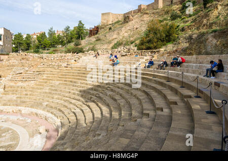 Malaga Spanien. Malaga Alcazaba. Antike römische Amphitheater mit Alcazaba im Hintergrund, Malaga, Andalusien, Spanien Stockfoto