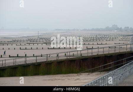 Dymchurch Beach bietet sicher in den Hafen von Romney Bay und kilometerlange feine Sandstrände Baden im Meer. Stockfoto