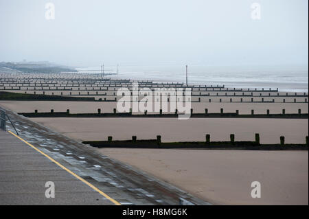 Dymchurch Beach bietet sicher in den Hafen von Romney Bay und kilometerlange feine Sandstrände Baden im Meer. Stockfoto