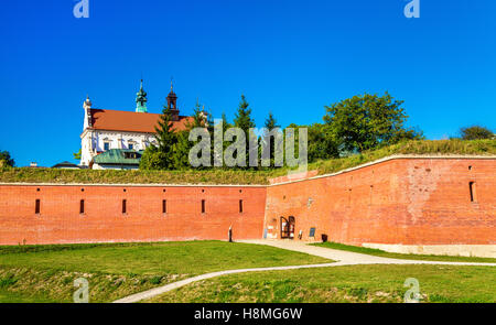 Kathedrale der Auferstehung und die Stadtmauern in Zamosc, Polen Stockfoto