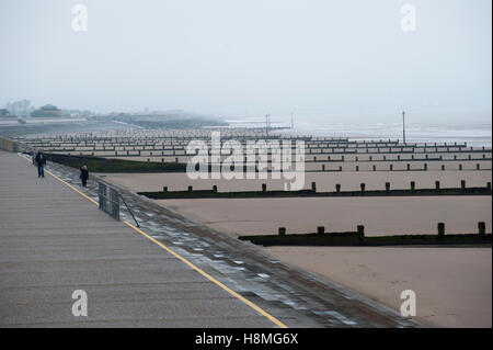 Dymchurch Beach bietet sicher in den Hafen von Romney Bay und kilometerlange feine Sandstrände Baden im Meer. Stockfoto