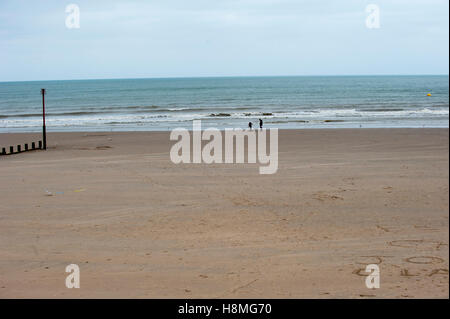 Dymchurch Beach bietet sicher in den Hafen von Romney Bay und kilometerlange feine Sandstrände Baden im Meer. Stockfoto