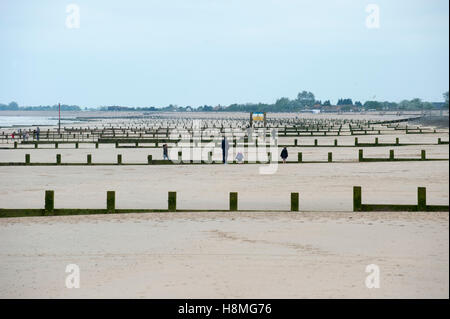 Dymchurch Beach bietet sicher in den Hafen von Romney Bay und kilometerlange feine Sandstrände Baden im Meer. Stockfoto