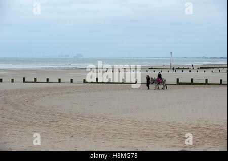 Dymchurch Beach bietet sicher in den Hafen von Romney Bay und kilometerlange feine Sandstrände Baden im Meer. Stockfoto