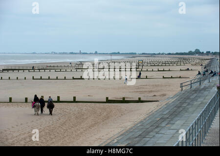 Dymchurch Beach bietet sicher in den Hafen von Romney Bay und kilometerlange feine Sandstrände Baden im Meer. Stockfoto