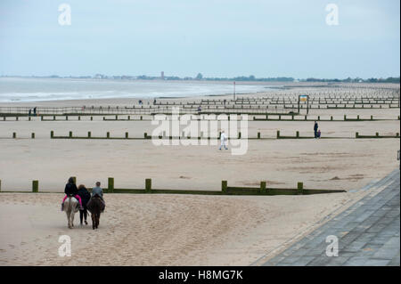 Dymchurch Beach bietet sicher in den Hafen von Romney Bay und kilometerlange feine Sandstrände Baden im Meer. Stockfoto