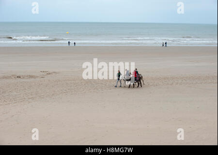 Dymchurch Beach bietet sicher in den Hafen von Romney Bay und kilometerlange feine Sandstrände Baden im Meer. Stockfoto