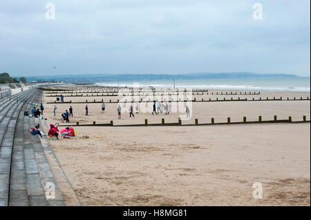 Dymchurch Beach bietet sicher in den Hafen von Romney Bay und kilometerlange feine Sandstrände Baden im Meer. Stockfoto