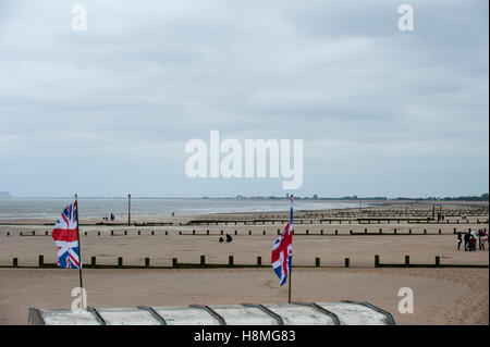 Dymchurch Beach bietet sicher in den Hafen von Romney Bay und kilometerlange feine Sandstrände Baden im Meer. Stockfoto