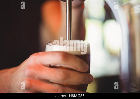 Nahaufnahme der bar Bier zarte Füllung aus bar-Pumpe Stockfoto