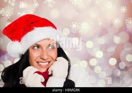 Glücklich schöne Frau in Nikolausmütze Stockfoto