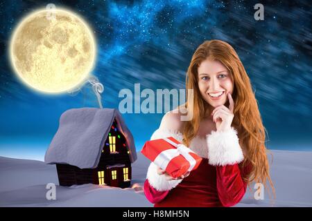 Porträt von glücklich Frau hält Weihnachtsgeschenk Stockfoto