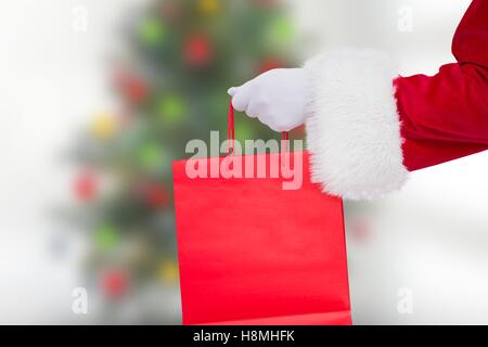 Santa Claus Holding Einkaufstasche Stockfoto