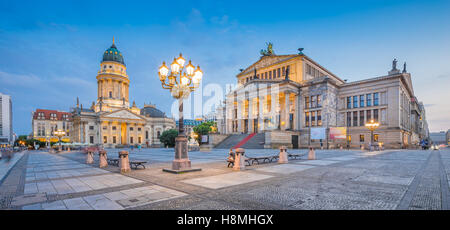 Panorama des berühmten Gendarmenmarkt quadratisch mit Konzerthaus Berlin und Deutschen Dom im Zwielicht, Berlin, Deutschland Stockfoto