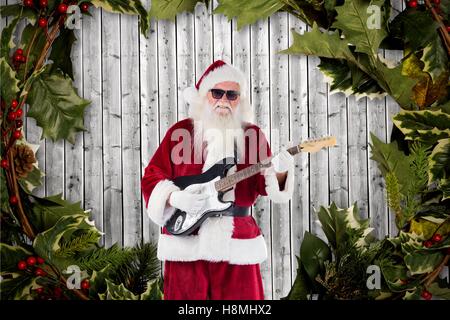 Santa Claus Gitarre spielen gegen generiert Digital Hintergrund Stockfoto