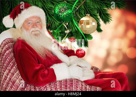 Porträt von Santa Claus auf Stuhl sitzend Stockfoto