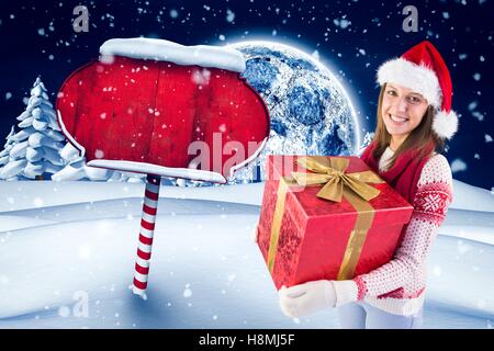 Glückliche Frau in Weihnachtsmütze hält ihr großes Geschenk-Box Digital erzeugte Weihnachten Hintergrund Stockfoto