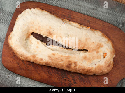 Georgische Lavash mit viel Grün und Paprika an Bord Stockfoto