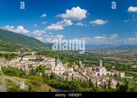Klassische Ansicht von der historischen Stadt Assisi Ion ein sonniger Tag mit blauem Himmel und Wolken im Sommer, Umbrien, Italien Stockfoto