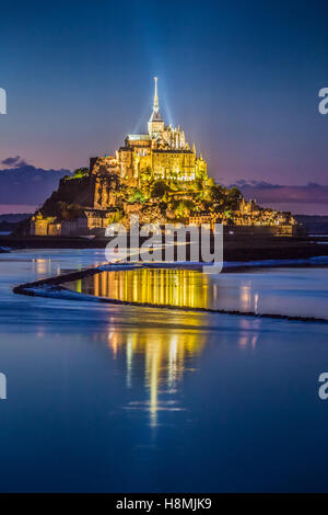 Klassische Ansicht des berühmten Le Mont Saint-Michel-Gezeiten-Insel in schöne Dämmerung während der blauen Stunde in der Abenddämmerung, Normandie, Frankreich Stockfoto