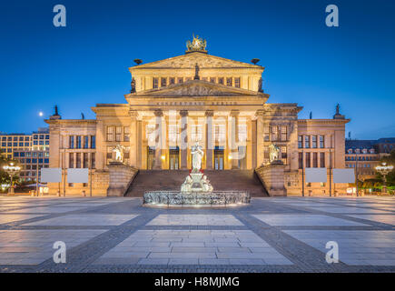 Klassische Ansicht des historischen Berliner Konzerthaus am berühmten Gendarmenmarkt Square in schöne Dämmerung in der Abenddämmerung, Berlin, Deutschland Stockfoto