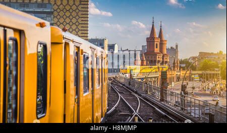 Klassische Ansicht des historischen Berliner U-Bahn mit berühmten Oberbaumbrücke bei Sonnenuntergang, Berlin Friedrichshain-Kreuzberg, Deutschland Stockfoto