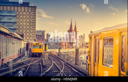 Klassische Ansicht des historischen Berliner U-Bahn mit berühmten Oberbaumbrücke bei Sonnenuntergang, Berlin Friedrichshain-Kreuzberg, Deutschland Stockfoto