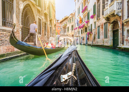 Traditionellen Gondeln am schmalen Kanal in Venedig mit Retro-Vintage getönten Filterwirkung im Sommer, Veneto, Italien Stockfoto