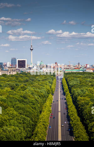 Luftaufnahme der Berliner Skyline Panorama mit gröberen Tiergarten öffentlichen Park an einem sonnigen Tag mit blauem Himmel und Wolken, Deutschland Stockfoto