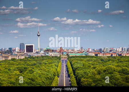 Luftaufnahme der Berliner Skyline Panorama mit gröberen Tiergarten öffentlichen Park an einem sonnigen Tag mit blauem Himmel und Wolken, Deutschland Stockfoto