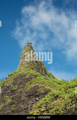Basalt-Turm auf steilen Klippen der Na Pali Coast, Kaua'i, Hawaii Stockfoto