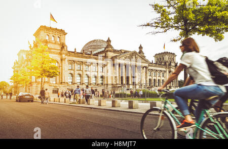 Berlin urban Stadtleben mit berühmten Reichstagsgebäude bei Sonnenuntergang im Sommer, Berlin-Mitte, Deutschland Stockfoto