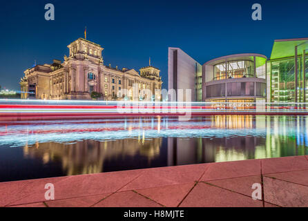 Klassische Ansicht der modernen Berliner Regierungsviertel mit berühmten Reichstagsgebäude und der Spree entlang im Zwielicht, Berlin, Deutschland Stockfoto