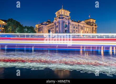 Klassische Ansicht der modernen Berliner Regierungsviertel mit berühmten Reichstagsgebäude und der Spree entlang im Zwielicht, Berlin, Deutschland Stockfoto